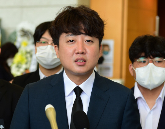 이준석 국민의힘 대표가 26일 서울 용산구 백범김구기념관에서 열린 백범 김구 선생 제73주기 추모식에 참석한 뒤 취재진의 질문에 답하고 있다.<국회사진기자단·연합뉴스>